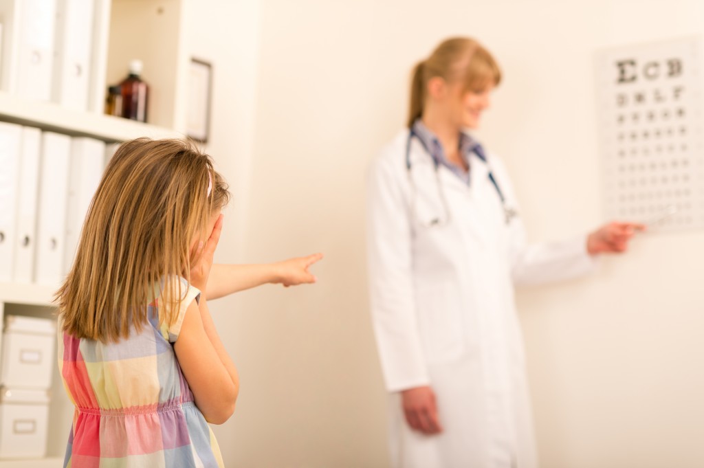 먼 곳은 잘 보이고, 가까운 곳은 안 보이시나요? 