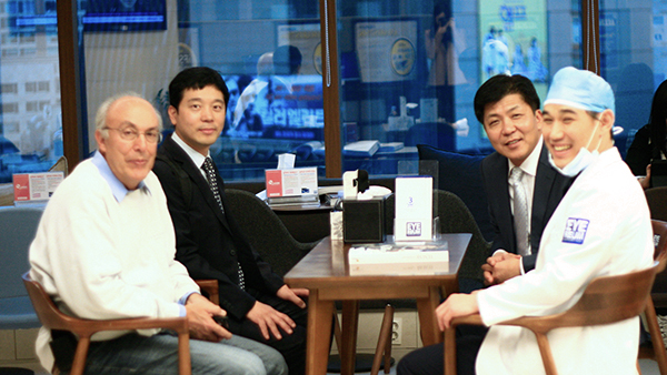 [소식] iFS 본사 미국 AMO 수석 모니터 Perry Binder 아이리움안과 방문