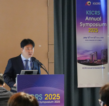 최진영 원장, 2025 KSCRS 'ICL렌즈삽입술 10년 장기적 임상결과' 초청 강연